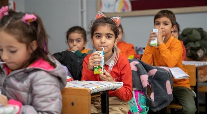 Mersin Büyükşehir Belediyesi Çocukları Sütle Buluşturmaya Devam Ediyor
