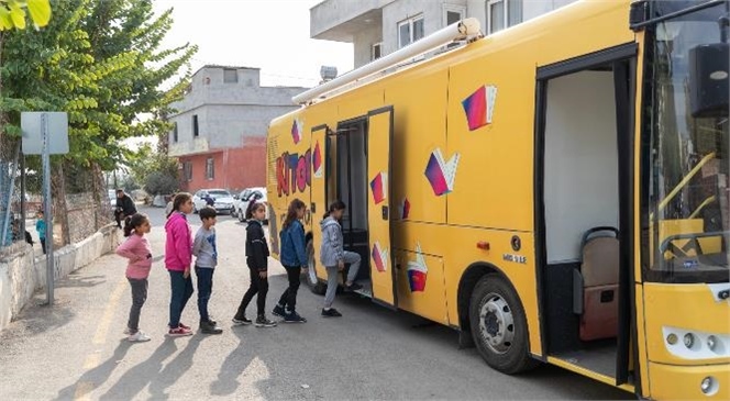 Mersin Büyükşehir’in Gezici Kütüphanesi Çay Mahallesi’nde