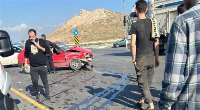 Mersin'de Trafik Kazası, Panelvan ve Otomobil Çarpıştı