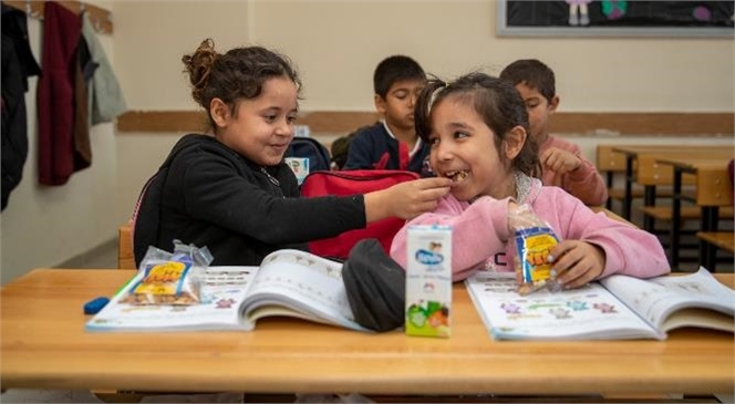 Mersin Büyükşehir Belediyesi Çocuklara Kuruyemiş Dağıtımına Başladı