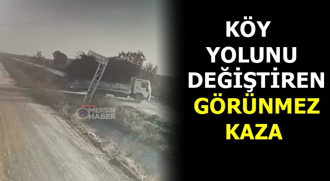 Kamyonun Taşıdığı Yük Köy Tabelasını Söktü, Sürücü Tabelayı Yan Yola Geri Bıraktı