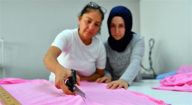 El Emeği Göz Nuru Ürünler Kıyafet Evi’nden Çocuklara Ulaşıyor