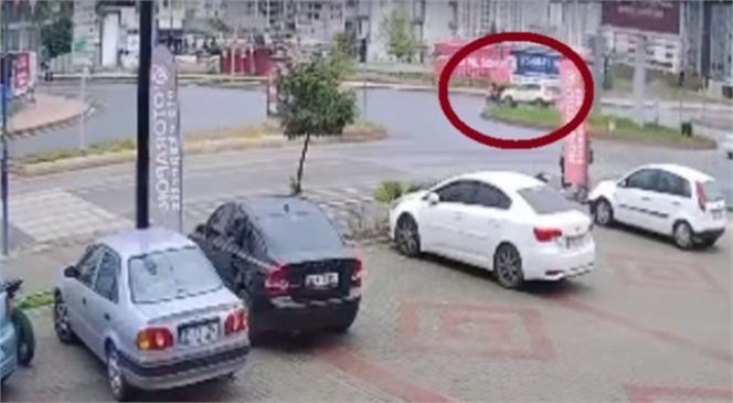 Mersin'de Kaza: Hafif Ticari Aracın Çarptığı Motosiklet ve Sürücüsü Metrelerce Sürüklendi