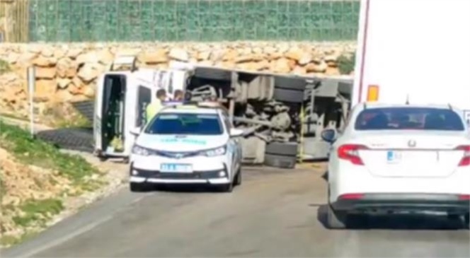 Mersin'de Tırın Devrilmesi Sonucu Meydana Gelen Kazada Trafik Kontrollü Sağlanıyor