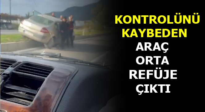 Mersin'de Kontrolünü Kaybeden Araç Orta Refüje Çıktı