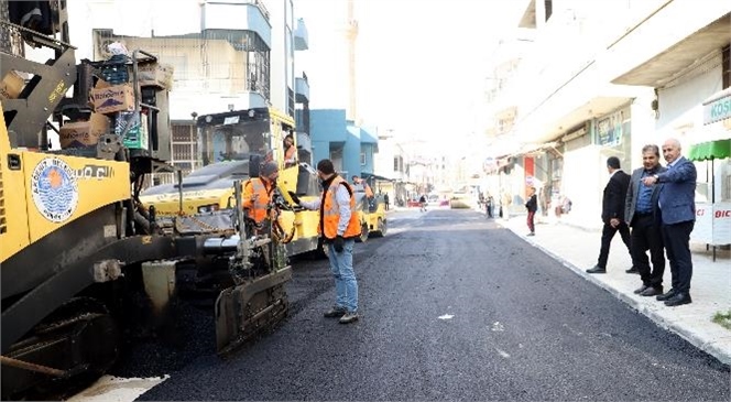 Araç ve Yaya Trafiği, Esnaf Hareketliliğiyle Caddeyi Andıran 5821 Numaralı Sokak Sıcak Asfalt İle Kaplanıyor