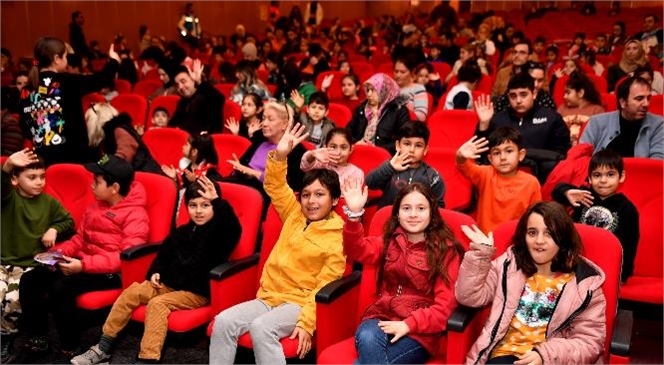 Mersin Büyükşehir Tiyatroyu Çocuklara Götürdü