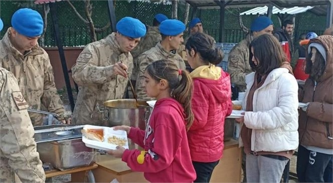 Mersin İl Jandarma Komutanlığına Bağlı Birlikler Arama, Kurtarma ve Yardım Faaliyetlerini Yerine Getirmek Üzere Deprem Bölgesinde.