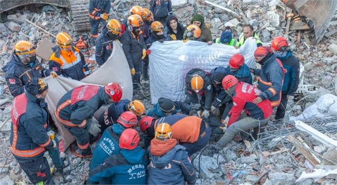 Mersin İtfaiyesi Toplam 57 Kişinin Enkaz Altından Sağ Olarak Kurtarılmasını Başardı