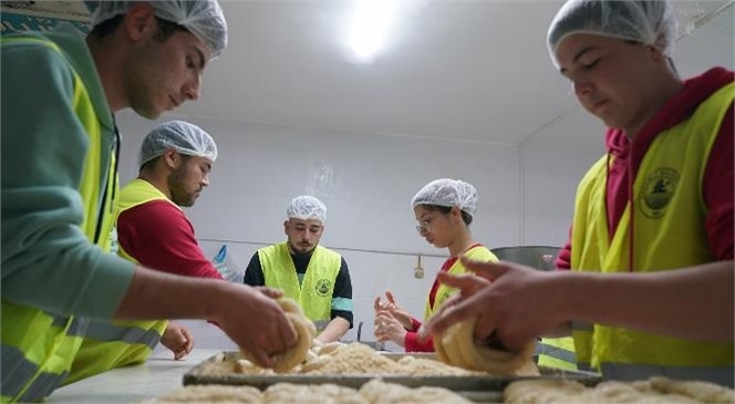 Erdemli Belediyesi Çalışmaları Kapsamında Depremde Zarar Gören Vatandaşlarımız İçin Yediden Yetmişe Herkes Kolları Sıvadı