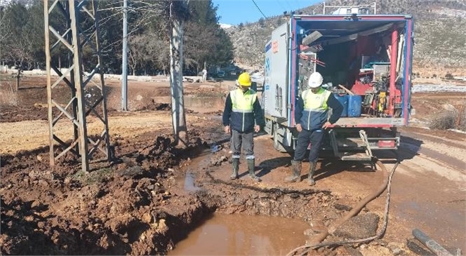 Mersin Büyükşehir, Depremzedeleri Susuz Bırakmamak İçin Tüm Gücüyle Çalışmalarını Sürdürüyor