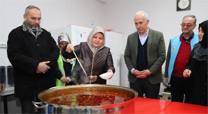 Günde 2 Bin Kişilik Sıcak Yemek Hazırlanıp Afet Mağduru Vatandaşlara Ulaştırılıyor