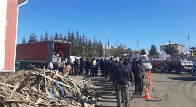 Aile ve Sosyal Hizmetler Bakanlığı, Kahramanmaraş Merkezli Depremlerin Ardından Malatya'da Oluşturulan Gezici Sosyal Market Tırlarıyla Yardım Malzemelerini Depremzedelere Ulaştırıyor