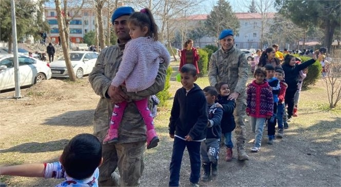 Mersin İl Jandarma Komutanlığına Bağlı Birlikler Felaketin Yaşandığı İlk Andan İtibaren Vatandaşın İhtiyaç Duyduğu Her Alanda Görev Almaya ve Depremzedelere Yardımcı Olmaya Devam Ediyor