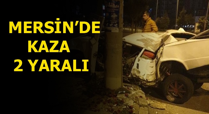 Mersin'de Trafik Kazası, Otomobil Yol Kenarındaki Direğe Çarptı