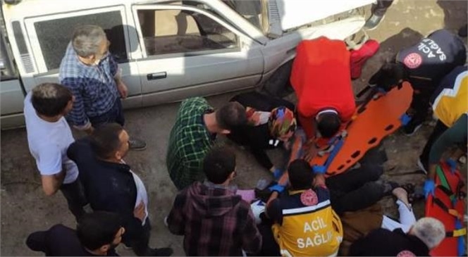 Mersin'de Trafik Kazası, Yoldan Çıkan Kamyonet Şarampole Yuvarlandı, 2 Yaralı