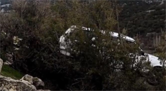 Mersin'de Kaza, Otomobil Çalılık Alana Uçtu