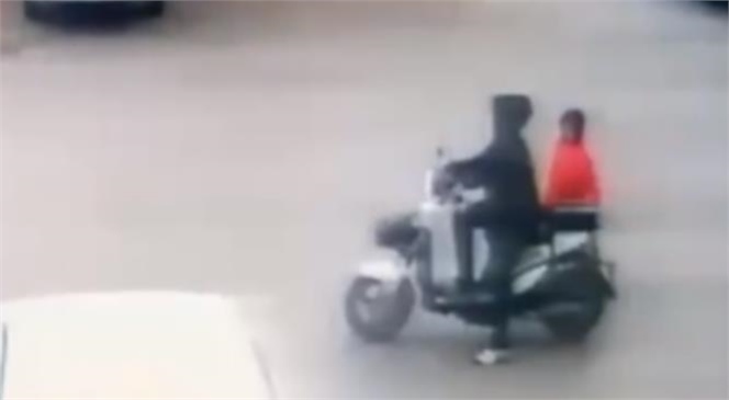 Motor Hırsızı İki Kadın Kameralara Yakalandı