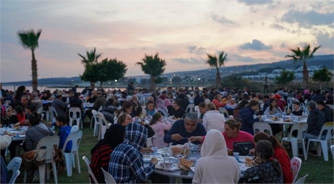 Mersin Erdemli Belediyesi Tarafından Düzenlenen İftar Programında, 11 İlden Gelen Vatandaşlar Erdemli Halkı İle Gönül Sofrasında Bir Araya Geldi