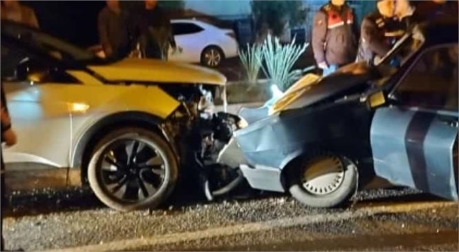 Mersin’de Trafik Kazası, 2 Araç Kafa Kafaya Çarpıştı