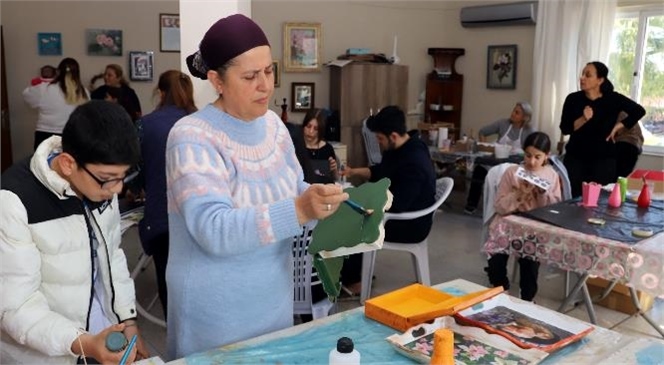 Akdeniz Belediyesi’nin Kültür ve Sanat Evlerinde Misafir Edilen Depremzede Kadınlar Özel Bir Sergiye Hazırlanıyor