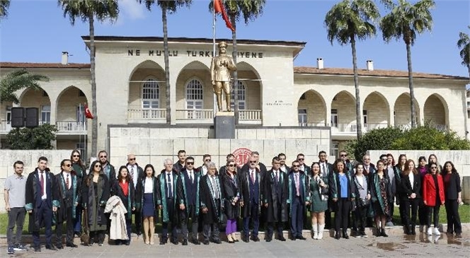 Mersin Barosu Başkanlığı, 5 Nisan Avukatlar Günü Nedeniyle Mersin Cumhuriyet Alanı’nda Tören Düzenledi