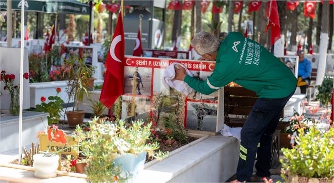 Mersin Büyükşehir Belediyesi Ekipleri, Ramazan Bayramı Öncesi Sürdürdüğü Temizlik ve Bakım Çalışmalarıyla, Mezarlık ve İbadethaneleri Vatandaşların Ziyaretine ve Kullanımına Hazırladı