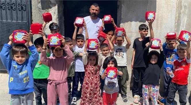 Mersin Büyükşehir Belediyesi, Ramazan Bayramı’nda Mahalle Mahalle Gezerek Çocuklara Bayram Şekeri ve Kuruyemiş Dağıttı