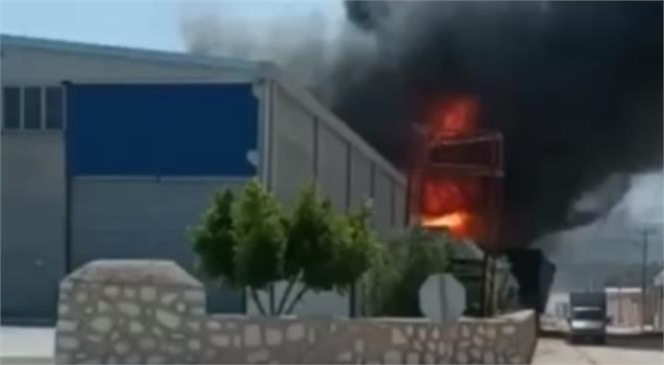 Mersin Silifke Organize Sanayi Bölgesinde Mobilya Fabrikasında Çıkan Yangına Havadan ve Karadan Müdahale Edildi