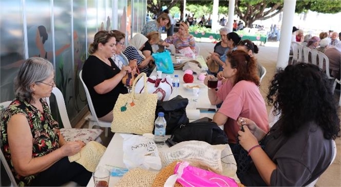 Yaş Almış Vatandaşlar ‘80’ler Etkinliği’nde Bir Araya Geldi