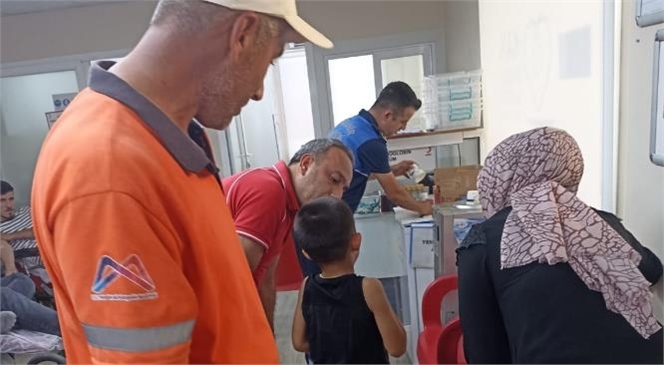 Boğazına Şeker Kaçan Çocuğu Kucaklayan Mersin Büyükşehir Belediyesi Personeli, Hızlı Davranarak Olası Bir Felaketi Engelledi