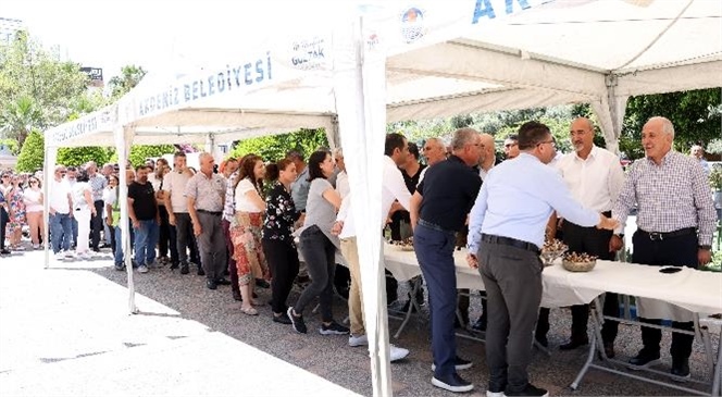 Akdeniz Belediye Başkanı M. Mustafa Gültak, 9 Günlük Kurban Bayramı Tatili Öncesindeki Son Mesai Gününde, Belediye Hizmet Binası Önündeki Parkta Personeli İle Bayramlaştı