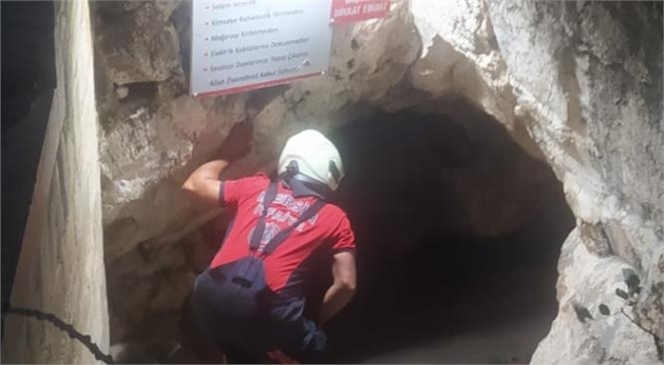 Tarsus Eshab-ı Kehf Mağarası Girişinde Ki Ağaç Devrildi, 3 Kişi Mahsur Kaldı