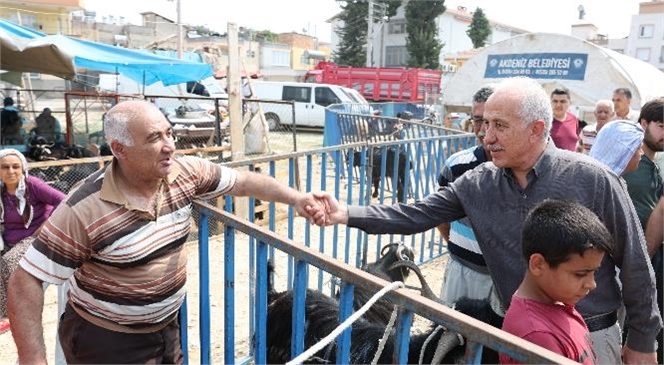 Akdeniz Belediye Başkanı Gültak, Kurban Kesim ve Satış Noktalarını Gezdi, Vatandaşlarla Bayramlaştı