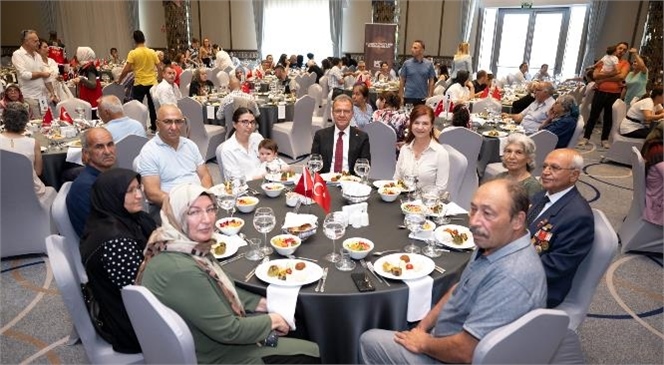 Mersin Büyükşehir Belediye Başkanı Vahap Seçer ve Eşi Meral Seçer, 15 Temmuz Anmasında Şehit Aileleri, Gaziler ve Gazi Aileleri İle Yemekte Buluştu
