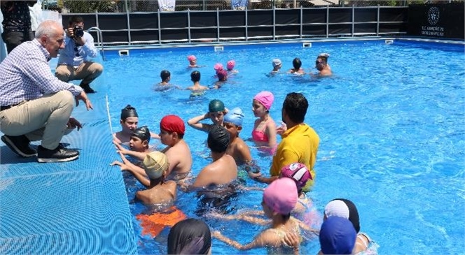 Akdeniz Belediyesi’nin Düzenlediği Yaz Okulu Çerçevesinde Verilen Ücretsiz Yüzme Kursu Devam Ediyor