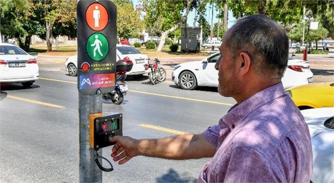 Mersin'de 4 Noktada ‘butonlu Yaya Geçidi Sistemi’ Hayata Geçti