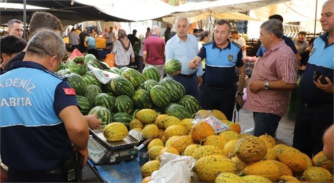 Akdeniz Belediyesi Zabıta Müdürlüğü Ekipleri, Hileli Satışları Engelleyip Vatandaşların Mağdur Edilmesini Önlemek Amacıyla Semt Pazarlarını Denetledi