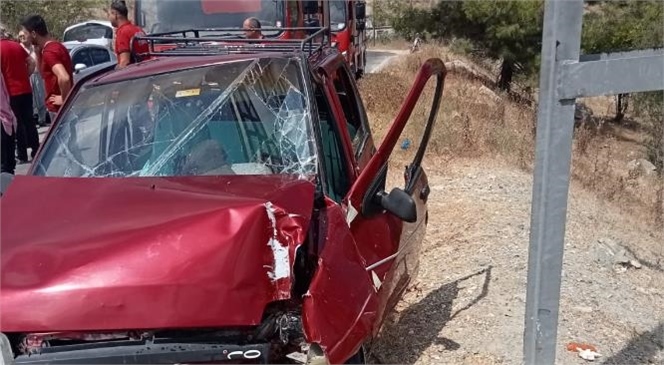 Mersin Tarsus'ta Kontrolden Çıkan Otomobil Elektrik Direğine Çarptı, 1 Yaralı