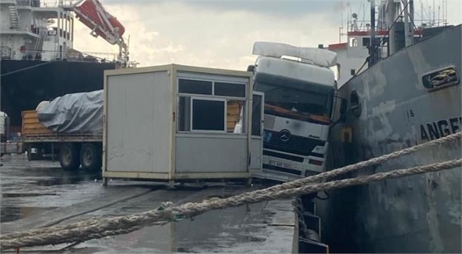 Mersin Limanında Kaza, TIR Gemiye Çarparak Durabildi