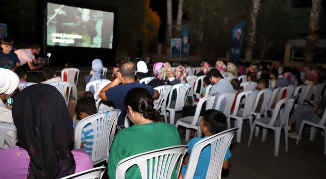 Mersin Akdeniz Belediyesi Açık Hava Sinemasıyla Nostaljiyi Yaşatıyor