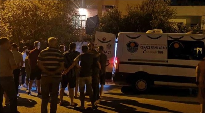 Mersin Tarsus Eskiömerli Mahallesi 1333 Sokakta Önceki Gün Akşam Saatlerinde Meydana Gelen Bir Kadının Evde Boğazından Bıçaklanarak Öldürülmesi Cinayetinin Katili 23 Yaşındaki Oğlu Çıktı