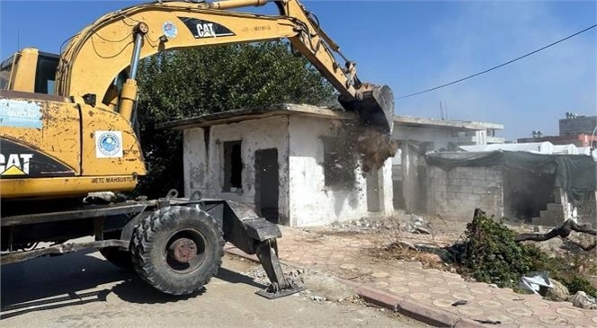 Mersin Akdeniz’de Vatandaşların Can ve Mal Güvenliğini Tehdit Eden Metruk Binaların Yıkımı Sürüyor