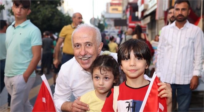Mersin'de Cadde Cadde Sokak Sokak Bayrak Dağıtan Başkan Gültak, Mersinlileri Cumhuriyet Kutlamasına Davet Etti