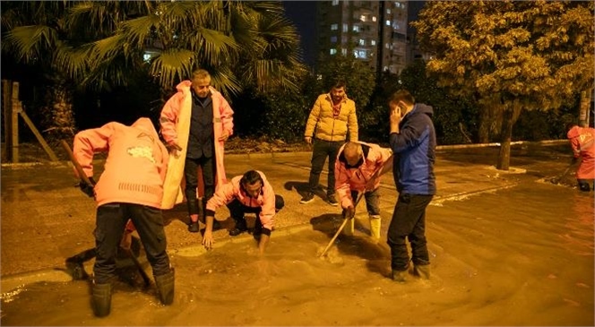 Büyükşehir ve MESKİ Ekipleri Gece Boyunca Sahadaydı! Sağanak Yağışın Neden Olacağı Olumsuzluklar Büyükşehir ve MESKİ Ekiplerince Önlendi