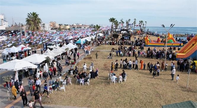 Binlerce Vatandaş, Balık Ekmek ve Şalgam Alabilmek İçin Kuyruğa Girdi! Mersin Akdeniz'de Düzenlenen Karaduvar Balık Festivaline İnsan Akını