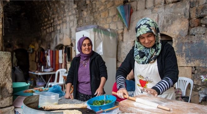 Mutlu Kadınlar Büyükşehir Sayesinde Hem Gelir Elde Ediyor Hem De Sosyalleşiyor