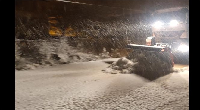 Büyükşehir Belediyesi Ekiplerinden Çamlıyayla’da Kar İle Mücadele Çalışması