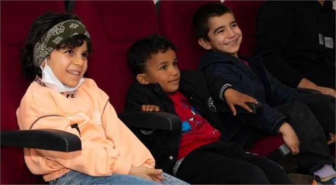 Büyükşehir Tiyatro İzlemeyen Çocuk Bırakmıyor, ‘Dünyanın Eski Zamanlarında’ Adlı Oyun Atgirmez Atölyesi’nde Eğitim Gören Çocuklar İçin Sahnelendi
