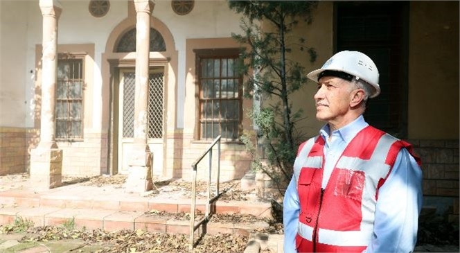 Akdeniz Belediyesi Ekipleri, 100 Yaşındaki Okulun Bahçesine Kaçak Yapılan Binanın Yıkımını Gerçekleştirdi